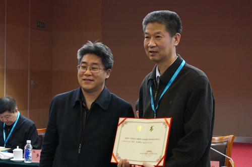 2、修炳林副司長為中國地源熱泵產(chǎn)業(yè)聯(lián)盟理事長方肇洪教授頒發(fā)聘書