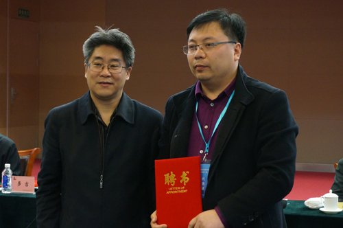 4、修炳林副司長為北京泰利新能源科技發(fā)展有限公司副總經(jīng)理葉宏宇頒發(fā)聘書