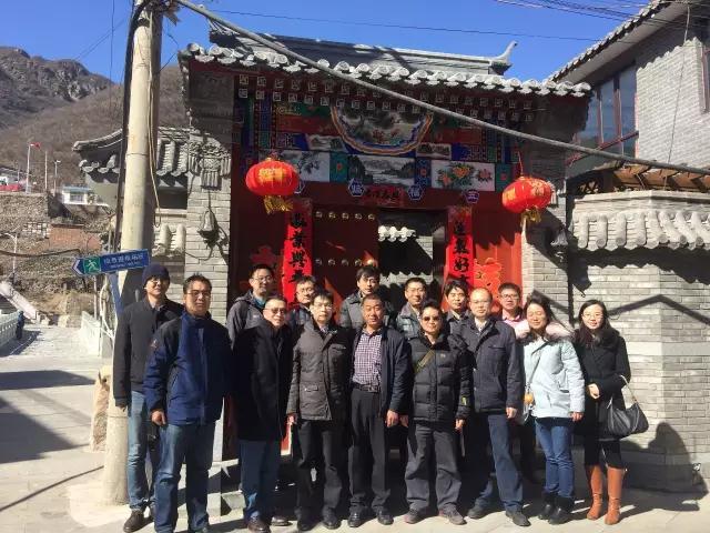 圖為調(diào)研團(tuán)隊(duì)在北京門頭溝東馬各莊村合影