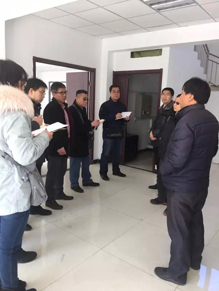 圖為調(diào)研團(tuán)隊(duì)入戶隨訪調(diào)研現(xiàn)場