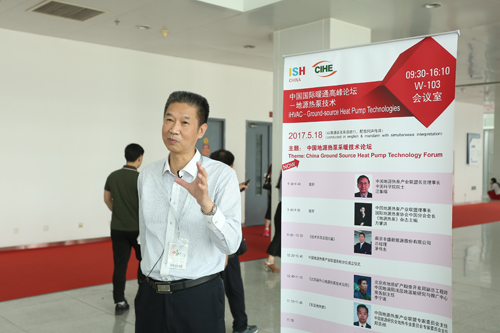 圖為方肇洪教授接受媒體采訪