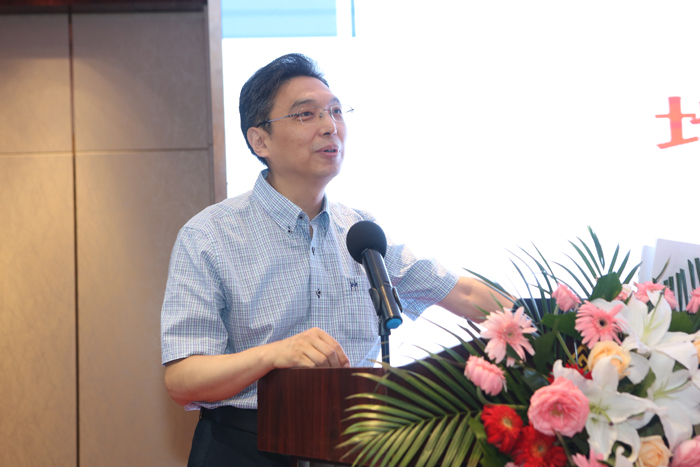 环境与节能研究院院长徐伟为与会人员带来了题为《地源热泵发展障碍与