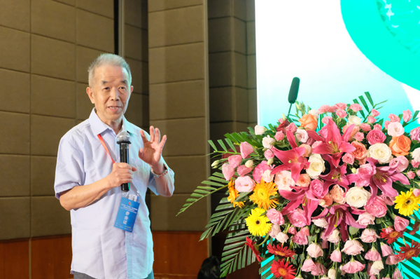 中国能源研究会地热专业委员会专家委员会主任、中国地源热泵产业联盟专家委员会主任 郑克棪(2)